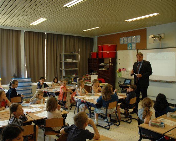 Minister Jambon leert het noodnummer 112 aan kinderen Minister Jambon leert het noodnummer 112 aan kinderen