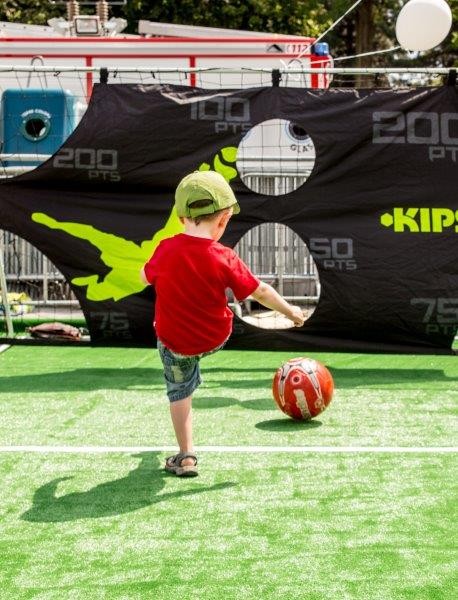 jongen voetballen jongen voetballen
